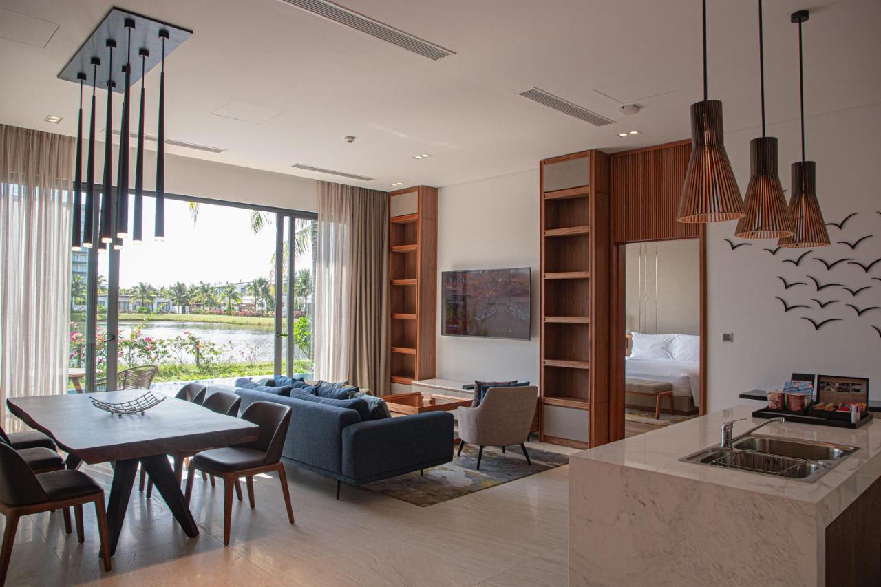富国岛瑞享别墅及公寓 外观 照片 A living room in a villa at the resort