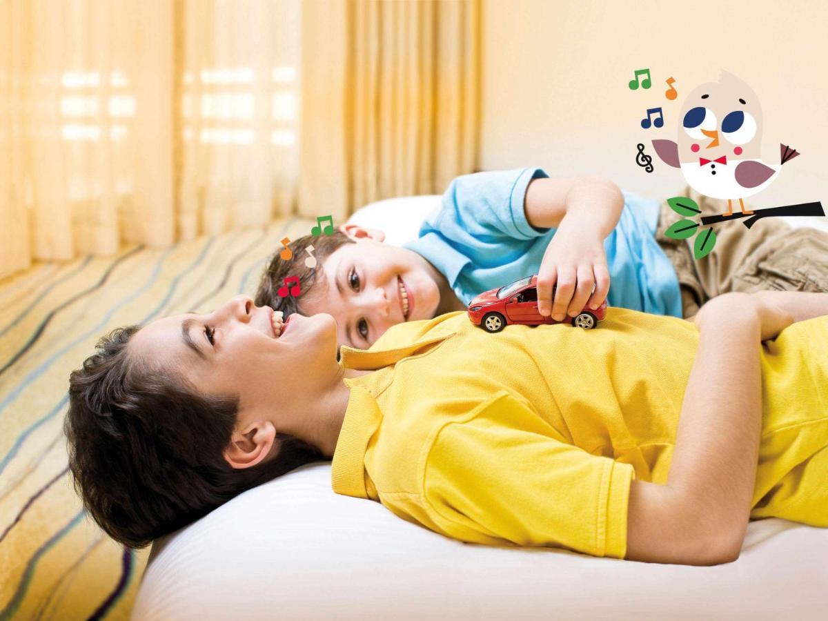 富国岛瑞享别墅及公寓 外观 照片 A child with autism playing with a toy car