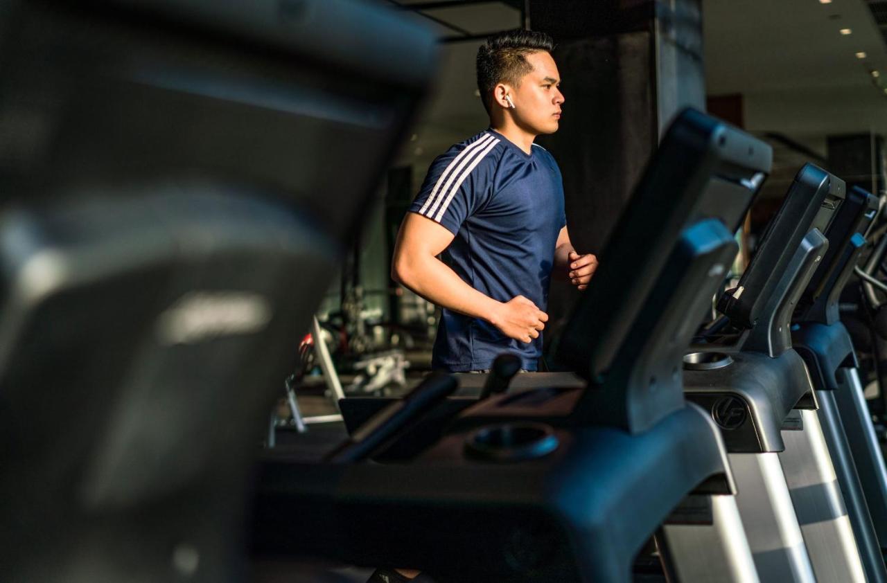 富国岛瑞享别墅及公寓 外观 照片 A man running on a treadmill
